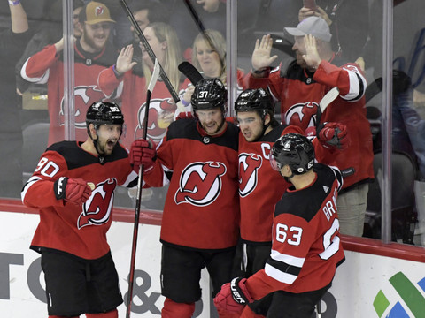 Premier but de la saison pour Hischier