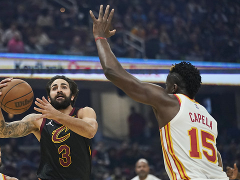 Capela et les Hawks battus à Cleveland