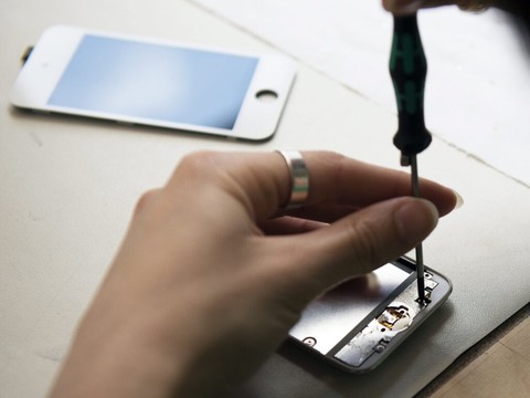 Jeter son smartphone, une pratique qui appartient au passé