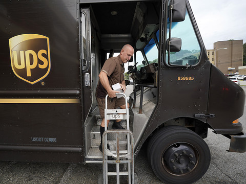 UPS, porté par le commerce en ligne, relève ses objectifs 2021