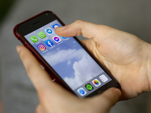 Les Suisses utilisent leur smartphone plus longtemps