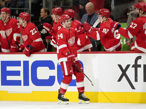 Suter offre un point aux Red Wings