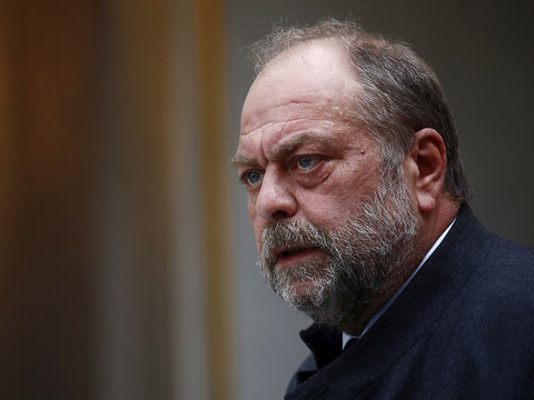 Eric Dupond-Moretti reste inculpé pour 