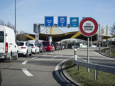Explosifs découverts à la douane: conducteur placé en détention