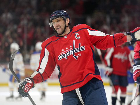 Ovechkin rejoint Hull avec un 741e but