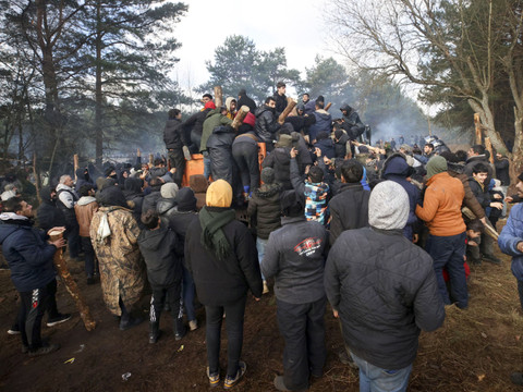 Crise des migrants avec le Bélarus: des progrès malgré les tensions