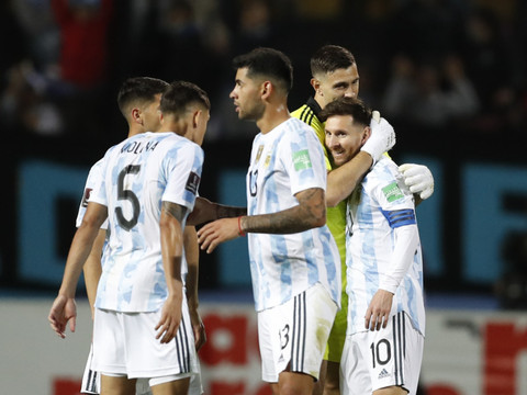 L'Argentine bat l'Uruguay et touche bientôt au but