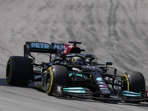 Lewis Hamilton remporte le GP du Brésil en partant de la 10e place