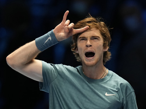 Rublev bat Tsitsipas en deux sets