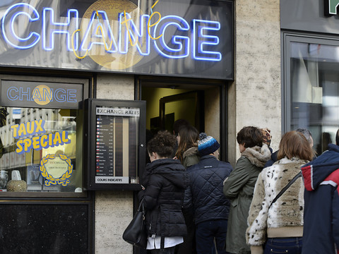Le franc se raffermit nettement face à l'euro