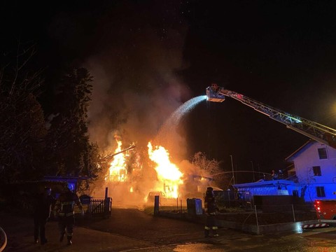 Alertée par le chien, une famille échappe à un incendie à Lussy FR