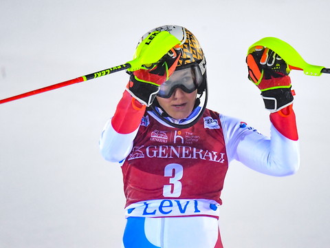 Vlhova voit double à Levi, Holdener 4e et Gisin 5e