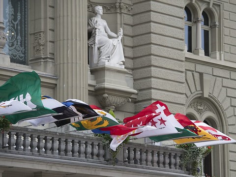 Un durcissement contre le Covid-19 en discussion dans les cantons