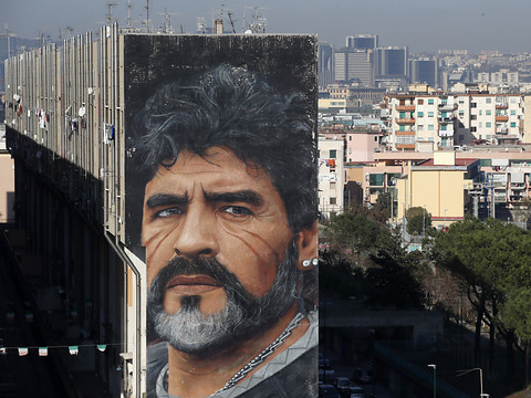 Une ex-liaison de Maradona accuse d'abus la star et son entourage