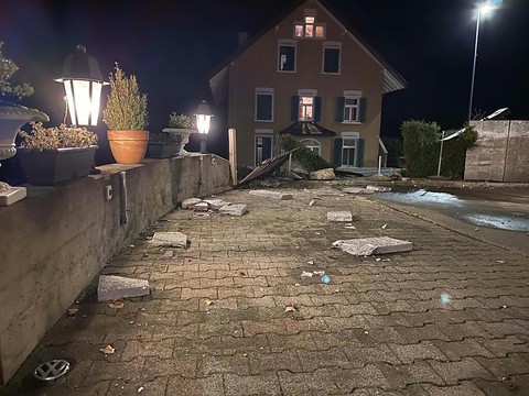 Argovie: une sortie de route finit sur la terrasse d'un restaurant