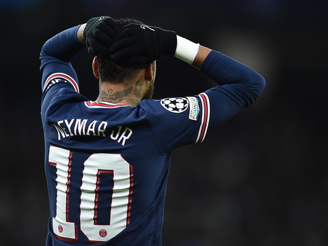 Neymar sort sur une civière à St-Etienne