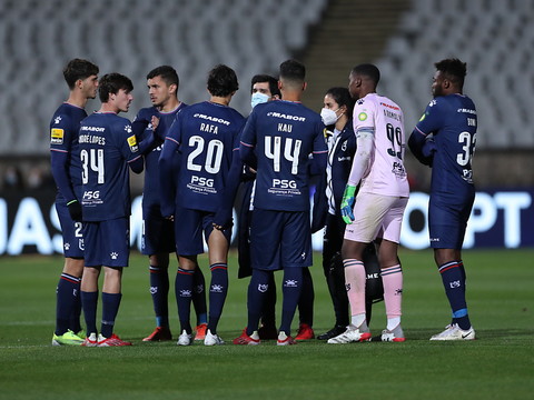 Covid: premiers cas du nouveau variant chez les footballeurs
