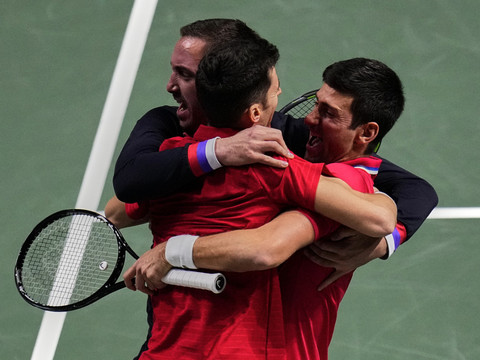 Djokovic emmène la Serbie en demi-finale
