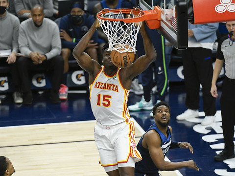 Une victoire et un record pour les Hawks