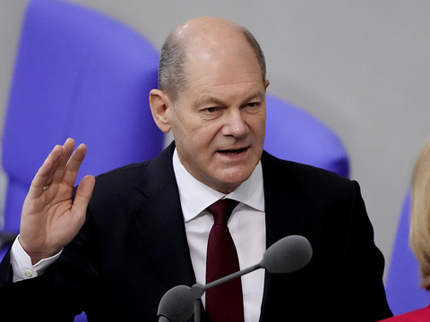 Scholz succède à Merkel et promet à l'Allemagne un 