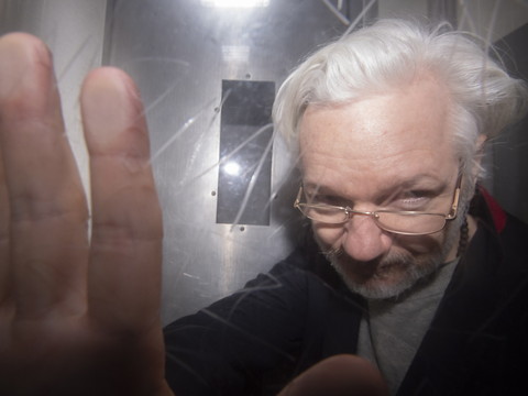 La justice britannique annule le refus d'extrader Assange aux USA