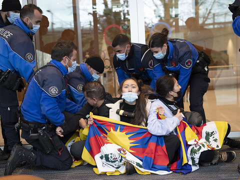 Lausanne: des activistes pro-tibétains s'enchaînent au CIO