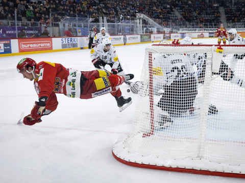 Fribourg prend le large, Ajoie n'y arrive pas