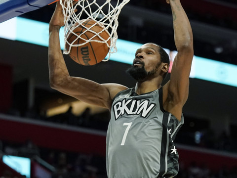 Durant prend feu face aux Pistons