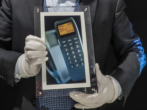 NFT: le premier SMS de l'histoire vendu 107'000 euros aux enchères