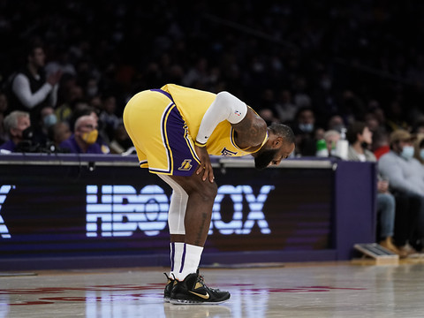 NBA: les Lakers battus et inquiets pour LeBron James