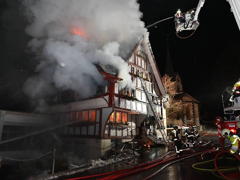 Deux morts dans l'incendie d'une maison à Oberhelfenschwil