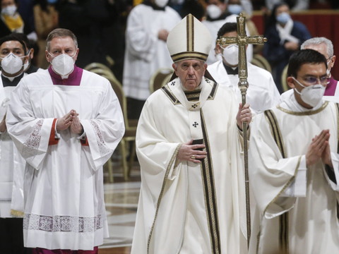 A la messe de Noël, le pape appelle les fidèles à 