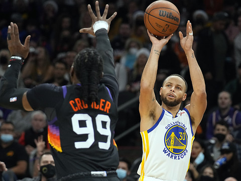 Curry et les Warriors matent les Suns