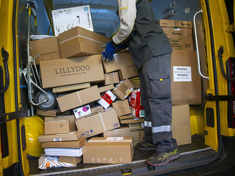 Les facteurs ont distribué 23 millions de colis en un mois