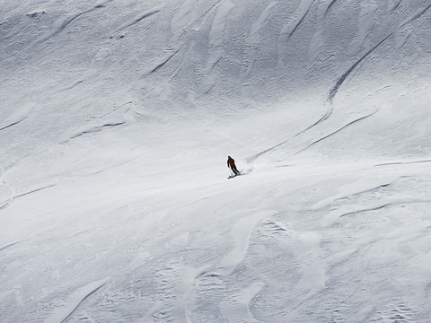 Fort danger d'avalanche dans les Alpes du Valais aux Grisons