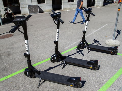 E-trottinettes et e-bikes communautaires mauvais pour le climat
