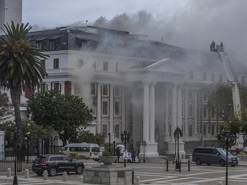 Le Parlement en partie détruit par un incendie, un suspect arrêté