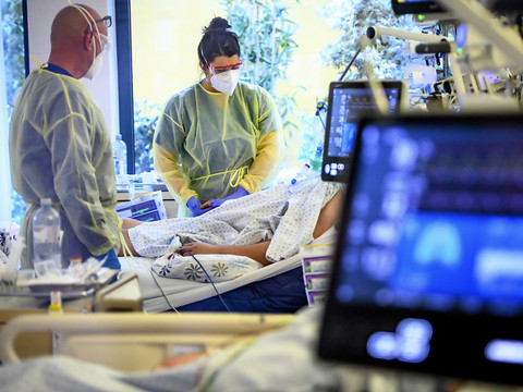Vers une nouvelle hausse des hospitalisations avec Omicron