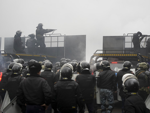 Les manifestants pénètrent dans le bâtiment de la mairie à Almaty