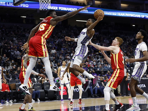 Les Hawks gagnent à Sacramento