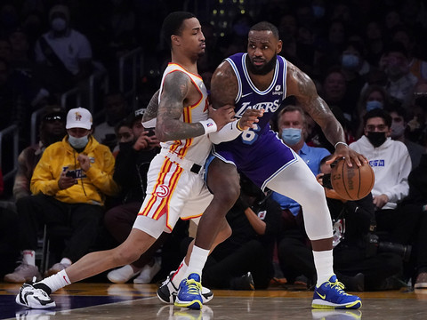 Les Hawks lourdement battus à L.A.
