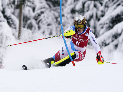 Slalom de Kranjska Gora: Holdener vire en tête