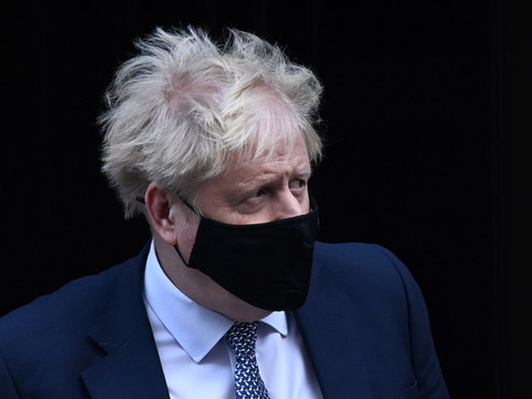 Johnson admet sa présence à une fête pendant le confinement
