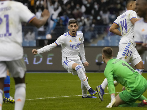 Benzema et Valverde raflent le clasico et hissent le Real en finale