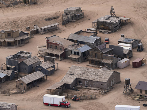 Tir mortel sur le tournage: le fournisseur des balles mis en cause