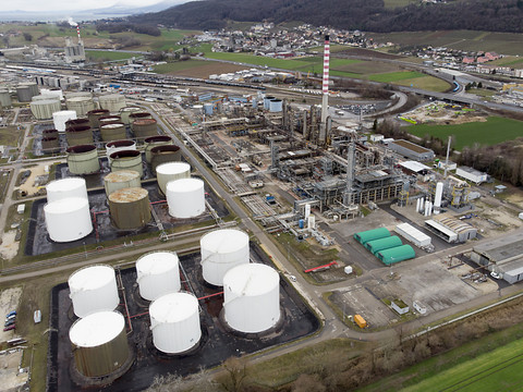 Bientôt un grand parc solaire à côté de la raffinerie de Cressier