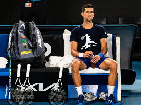 L'Australie accepte de surseoir à l'expulsion de Djokovic