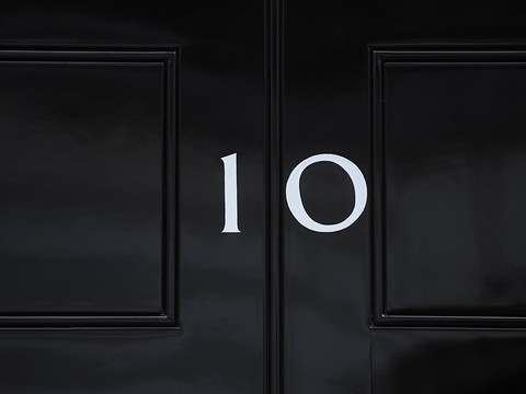 Fêtes la veille de funérailles royales: Downing Street s'excuse