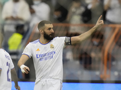 Benzema, royal, porte le Real Madrid vers sa 12e Supercoupe