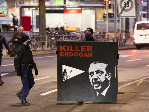 Auteurs présumés de la banderole anti-Erdogan devant la justice